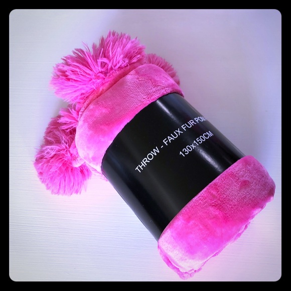 Other - NWT Pom Pom Pink Soft Throw! Adorable!!💗💗💗